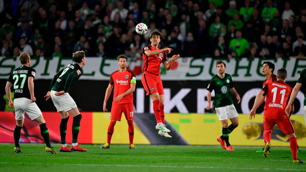 在球场上充 在球场上充