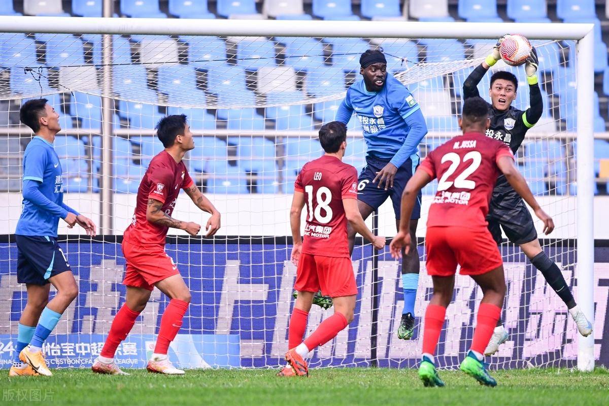 而且扮演着 而且扮演着